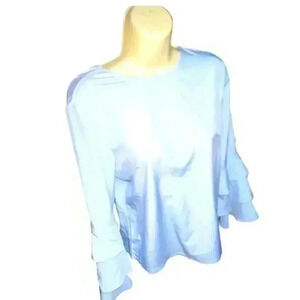 Beautiful blouse. It’s long sleeve but super light and loose.